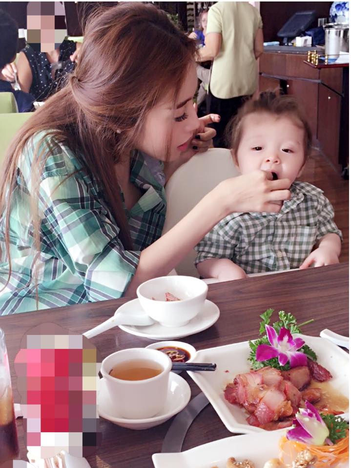 Cô bé ăn rất ngon lành khi được mẹ đút thức ăn.