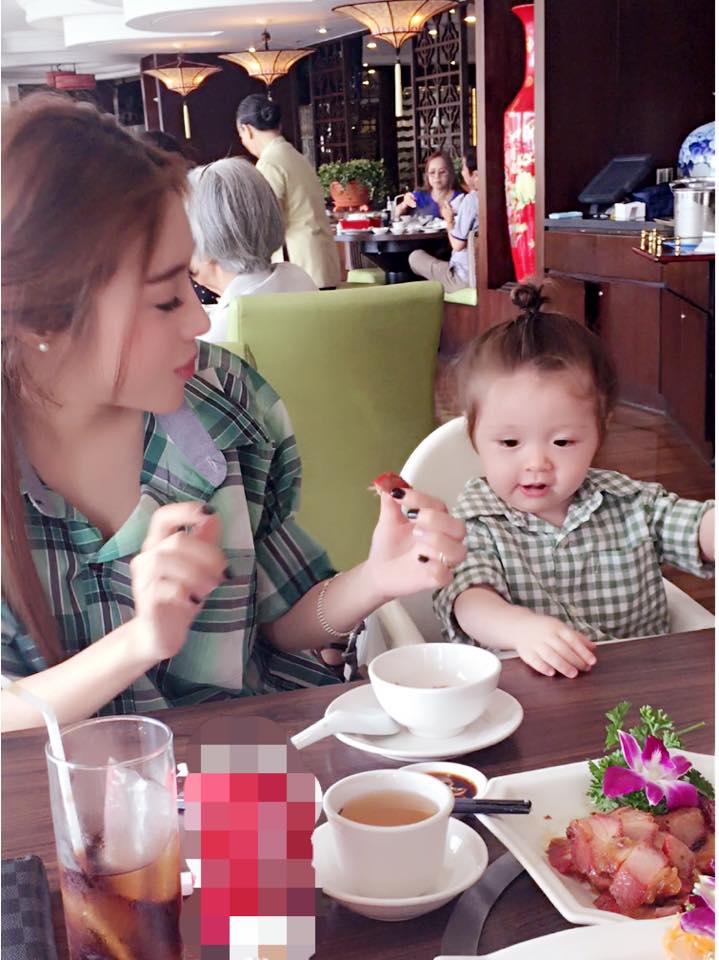 Mộc Trà ngồi rất ngoan mà không đòi mẹ bế.