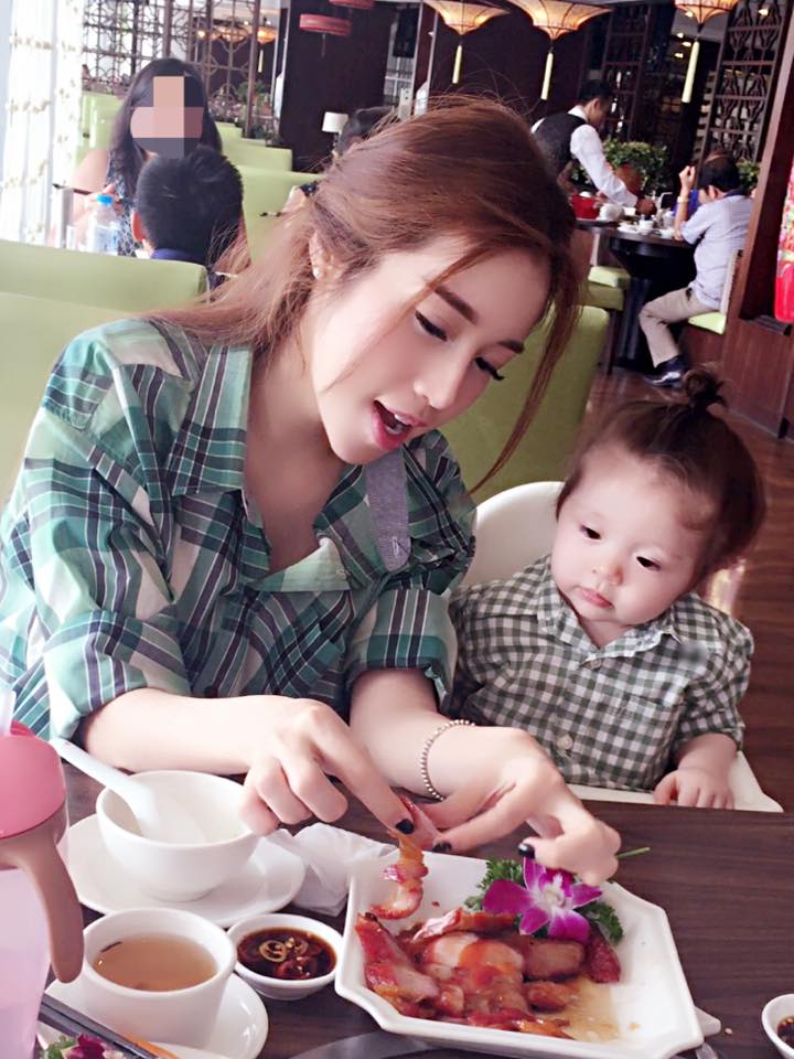 Nhìn ánh mắt của Mộc Trà khi nhìn đĩa thức ăn khiến nhiều người phải phì cười.
