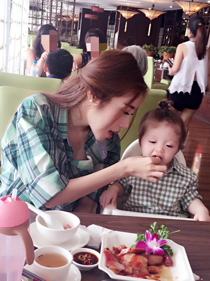 Con gái Elly Trần đã tròn một tuổi nhưng cho đến bây giờ vẫn còn nhiều người nửa tin nửa ngờ việc bé là con ruột của cô.