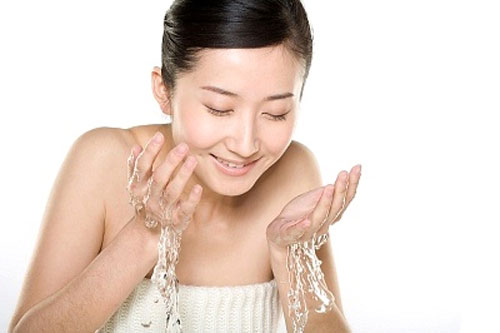 3 cách rửa mặt 40 tuổi không có nếp nhăn
