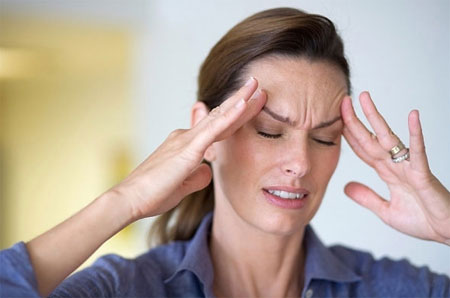 Bởi đây là kết quả của tình trạng tắc nghẽn mạch máu gây ra vấn đề về tim, những dấu hiệu khác liên quan đi kèm là khó thở hoặc đổ mồ hôi.