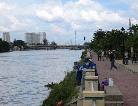 Bàng hoàng phát hiện thi thể phụ nữ trôi trên sông