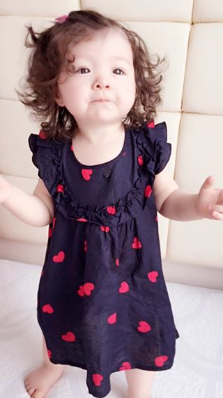 Kèm theo các bức hình là lời chia sẻ của bà mẹ trẻ: 'Nói chung là từ ngày tự đứng được mình rất chi là thích môn thuyết trình nè'.