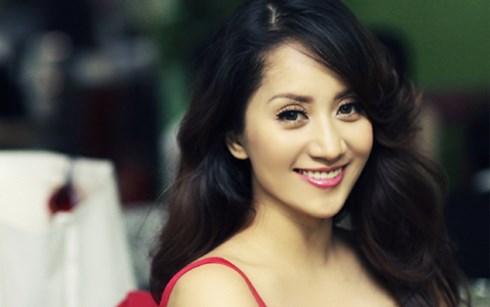 Khánh Thi chuyển dạ chuẩn bị sinh con trai