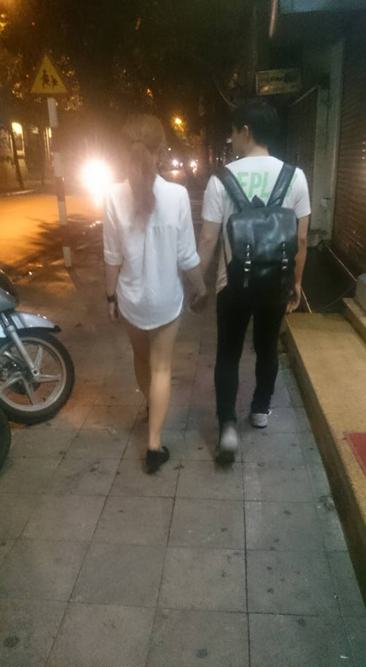 Đông Nhi khoe ảnh cô và Ông Cao Thắng đi chơi ở Hà Nội.