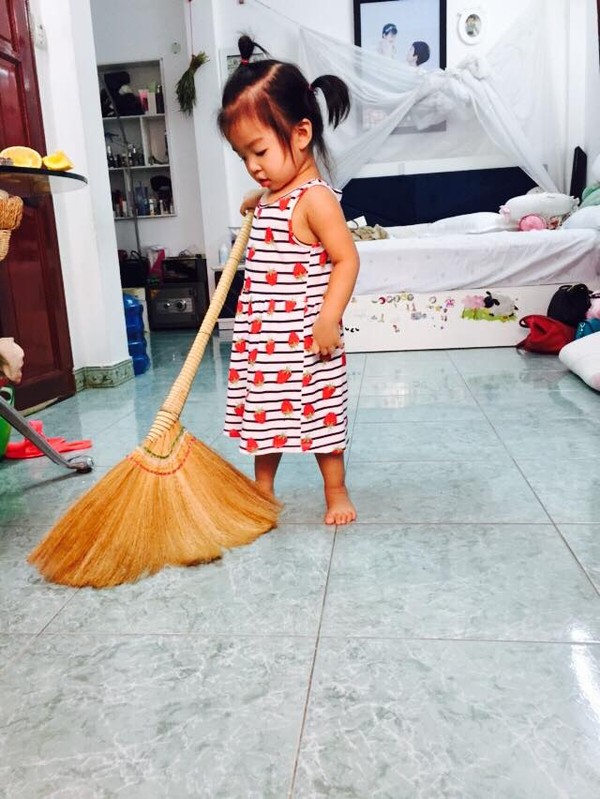 Xuân Lan khoe bé Thỏ đã biết quét nhà giúp mẹ.