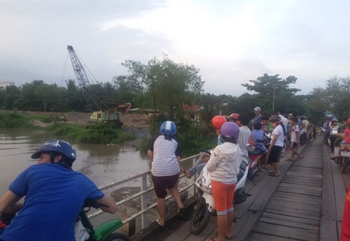 Hàng trăm người dân tụ tập xem vớt xác phụ nữ lõa thể trôi sông