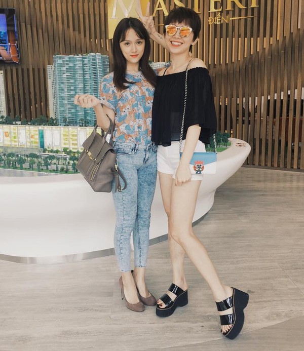 Hương Giang Idol nhí nhảnh chụp hình cùng Tóc Tiên.