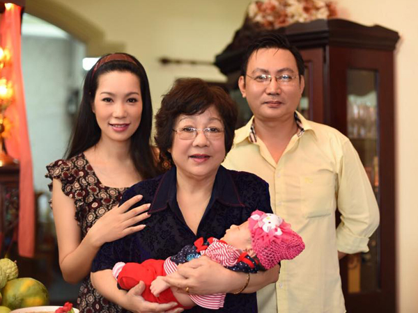 Vợ chồng người đẹp chụp ảnh cùng mẹ của Trịnh Kim Chi.