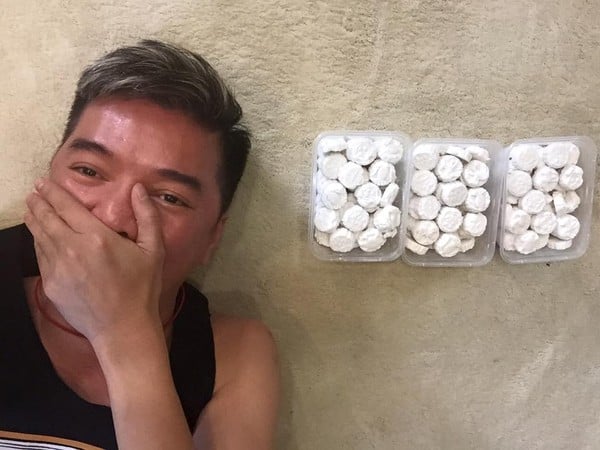 Đàm Vĩnh Hưng: 'Mấy đứa iu tinh dưới Cần thơ không được làm khổ Đại ca nữa? Ngon như vầy mà phải ngoảnh mặt làm ngơ là tổn thưong về mặt tâm lý... Không làm ngơ mà ăn vào là thất hứa với bản thân - tổn thương lòng tự trọng. Ăn rồi thì phải tập thể dục nặng hơn - tổn thương sức khoẻ và thể xác. Bên hiếu bên tình em biết chọn làm sao?