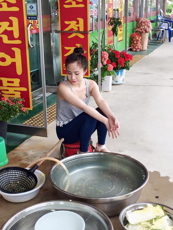 Quỳnh Nga: 'Nhìn mặt như này là biết sắp phải rửa cả chậu bát to nên mặt đần ra đây mà! Bánh bèo sang Hàn làm ôsin'.