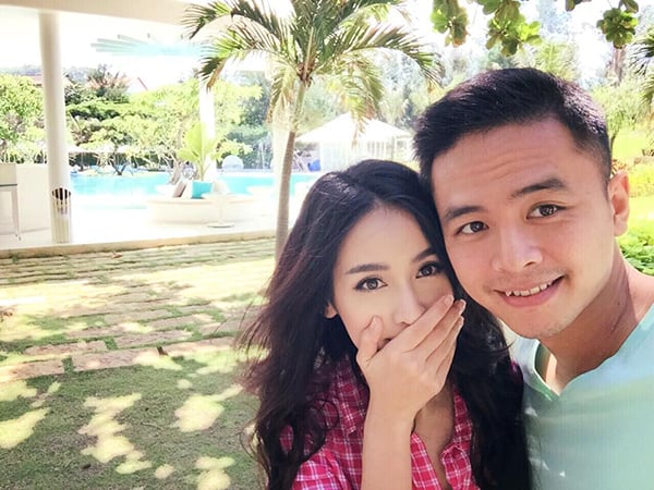 Tú vi và Văn Anh hạnh phúc đi chơi cùng nhau.