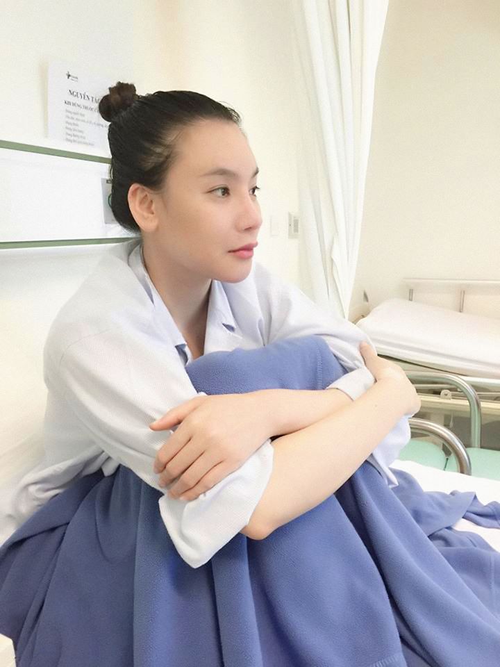 Hồ Quỳnh Hương: 'Hương đang dưỡng bệnh, mỗi ngày trôi qua thật miệt mài và thật lâu. Làm việc quen rồi, ngồi không thế này thấy nhớ công việc quá'.