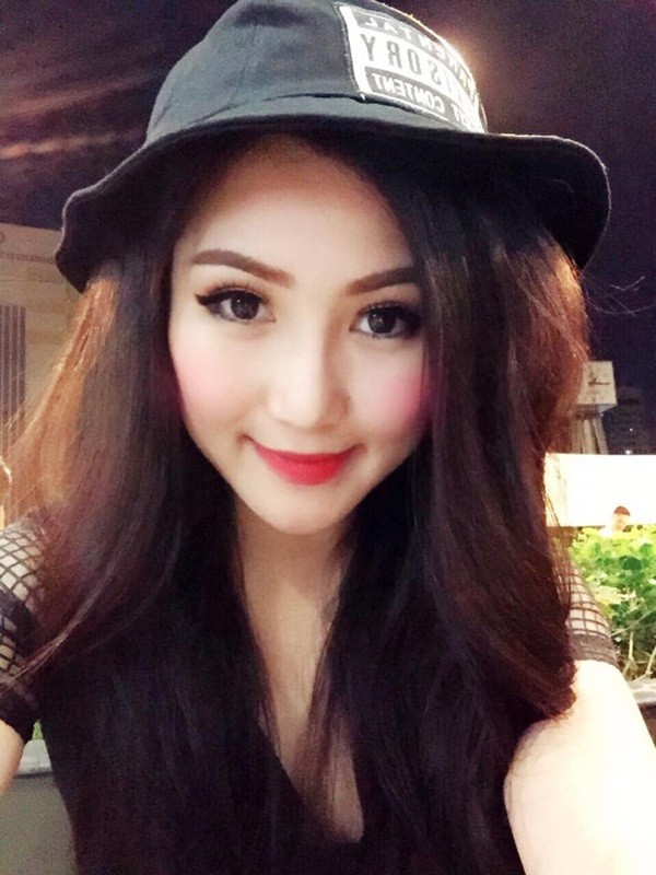 Hương Tràm: 'Các bạn đội mũ này nhìn fashion quá mà mình mượn đội thấy giống các chị thanh niên xung phong ngày xưa lắm! Kiểu nào cũng yêu'.