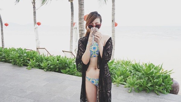 Yến Nhi đăng ảnh mặc bikini gợi cảm và cho hay: 'Tác nghiệp trên mọi nẻo đường'.