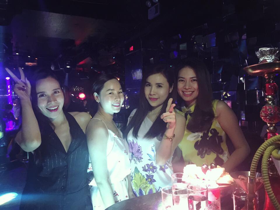 Lưu Hương Giang đi Bar cùng bạn bè.