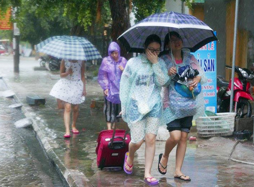 Quảng Ninh mưa lớn, 2.500 du khách mắc kẹt ở Cô Tô
