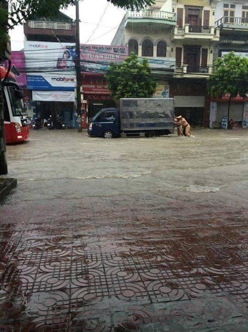 CSGT đẩy xe chết máy qua chỗ ngập tại nhiều tuyến đường.