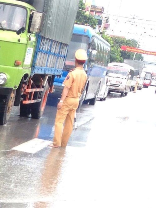 Nhiều người dân cho biết, đây là trận lũ lớn nhất từ trước đến nay trên địa bàn tỉnh này. Trên tuyến QL18 bị ngập nặng khiến các phương tiện di chuyển gặp khó khăn, chết máy và nhiều vụ va chạm giao thông đã xảy ra.