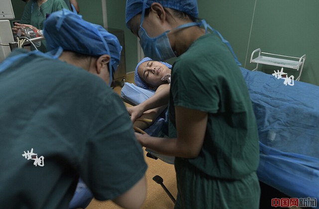 Wang khá đau đớn khi các bác sĩ lấy ven, cô dường như rất căng thẳng trước ca Shbet888 tiền thưởng cực khủng.