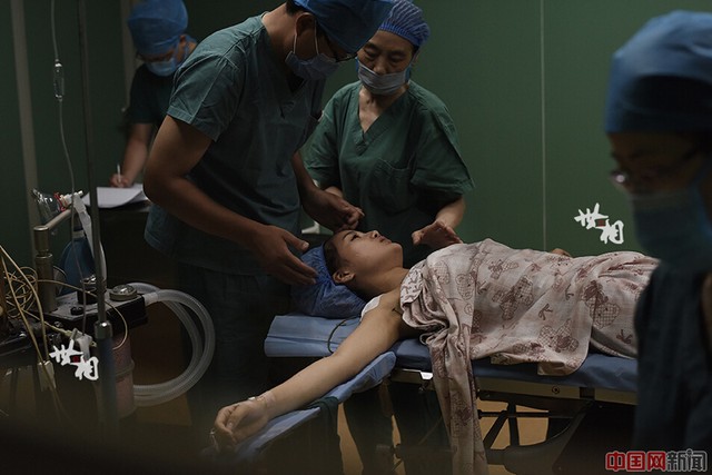 Bác sỹ tiến hành khám Sh88bet đăng ký miễn phí và gây mê.