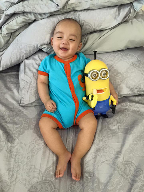 Con trai người mẫu Ngọc Thạch cười 'tít mắt' hết sức đáng yêu, tay ôm hình nộm Minion ngộ nghĩnh.