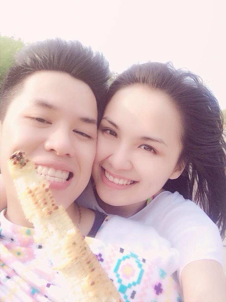 Diễm Hương ôm chồng tình tứ: 'Tình yêu là đơn giản 'cạp' chung 1 trái bắp '