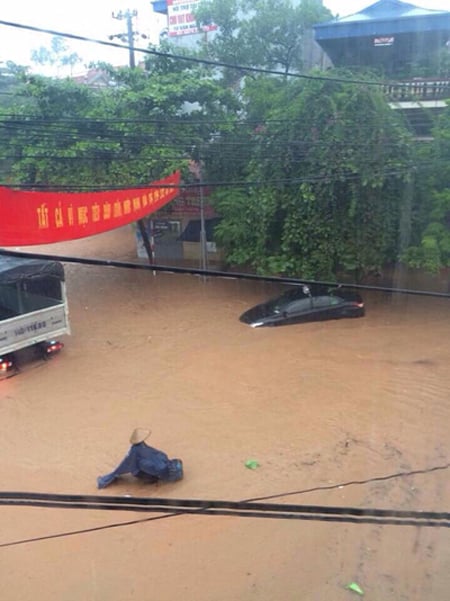 Chiếc xe đạp chìm nghỉm dưới nước và chiếc xe ô tô 4 chỗ bị ngập đến mũi xe, chết máy.