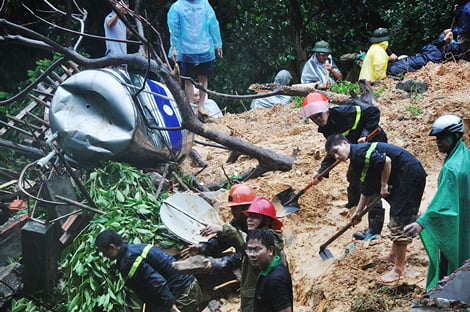 Công tác cứu hộ, cứu nạn đang được thực hiện khẩn trương tại 3 căn nhà ở tổ 44, khu 4, phường Cao Thắng, Thành phố Hạ Long bị sập khiến 9 người trong Shbet111 slot, casino, thể thao, xổ số anh Cao Tiến Vỹ bị thương vong.