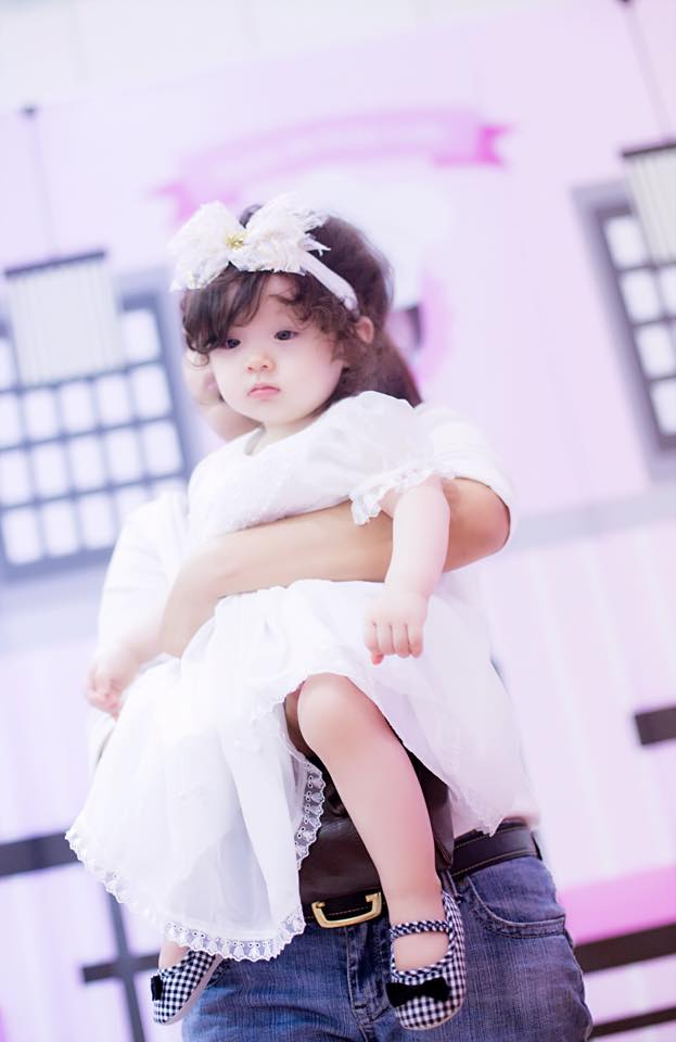 Bé Cadie Mộc Trà 'đốn tim' người hâm mộ bởi vẻ lai Tây cùng những biểu cảm vô cùng dễ thương, ngộ nghĩnh.