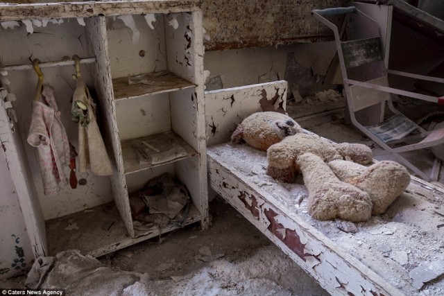Vào ngày 26/4/1986, nhà máy điện Chernobyl xảy ra thảm họa hạt nhân tồi tệ nhất lịch sử khiến 50.000 cư dân sống ở thành phố Pripyat (Ukraine) gần đó phải chuyển đi và để lại khung cảnh hoang tàn đến nay.