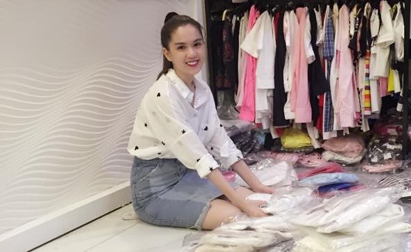 Hết lộ ảnh ngực trần, Ngọc Trinh chăm chỉ dọn đồ ở cửa hàng