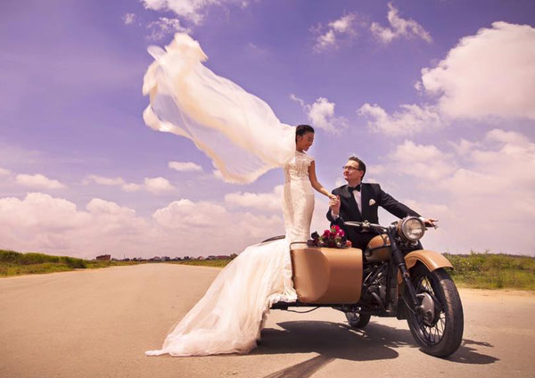 Đoan Trang chia sẻ bức ảnh cưới mà trước đó cô chưa công bố: 'Mới đây mà ta đã cưới nhau được 3 năm. Em không mong trăm năm, em chỉ mong ta vẫn cứ vui vẻ và thoải mái để từ đây đến hết 30 năm nữa, năm nào anh cũng dắt em đi chơi 3 lần như vầy là được'.