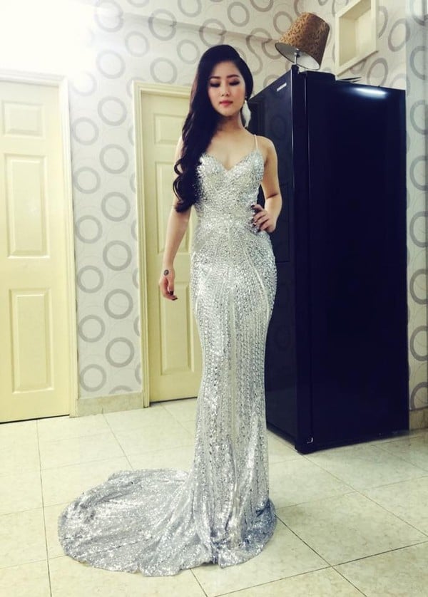 Hương Tràm đăng ảnh quyến rũ trong hậu trường: 'Em lộng lẫy lồng lộn đi gặp 'Cô dâu 8 tuổi nè '! Hoàng tử đêm nay đâu rồi'.