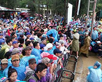 Mỳ tôm 50.000 đồng, người lớn trẻ nhỏ vạ vật ở Cô Tô chờ tàu