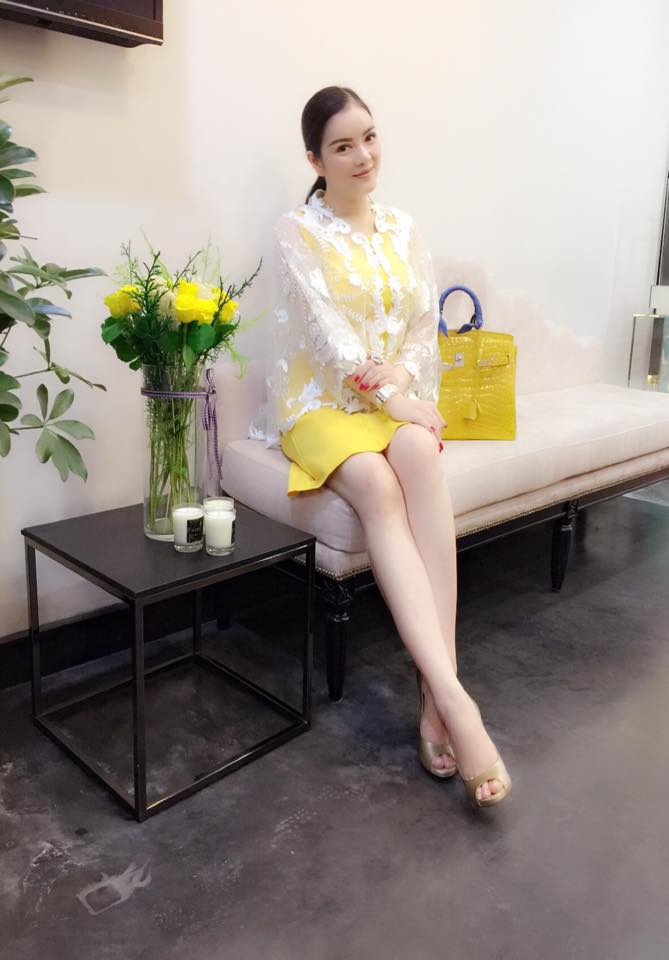 Lý Nhã Kỳ dịu dàng khi đi làm.
