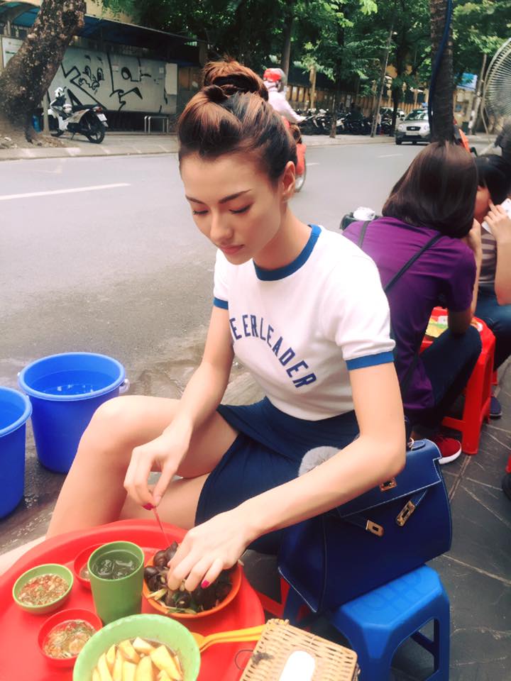 Hồng Quế điệu đà đi ăn quán quà vặt vỉa hè Hà Nội: 'Lâu lắm mới được lag thang đi ăn mấy quán vỉa hè như vậy. Thích thích thích. No căng bụng rùi '