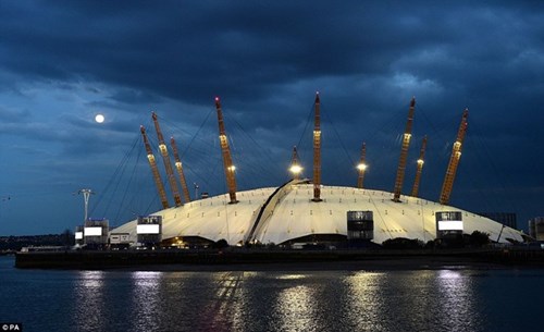 'Trăng xanh' trên bầu trời khu vực mái vòm Thiên niên kỷ ở London, Anh.
