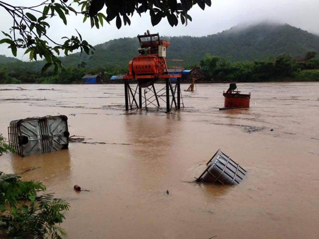 Hàng chục ngôi nhà trong xóm bị cô lập. Hàng trăm hecta hoa màu vùi trong 'biển nước'.