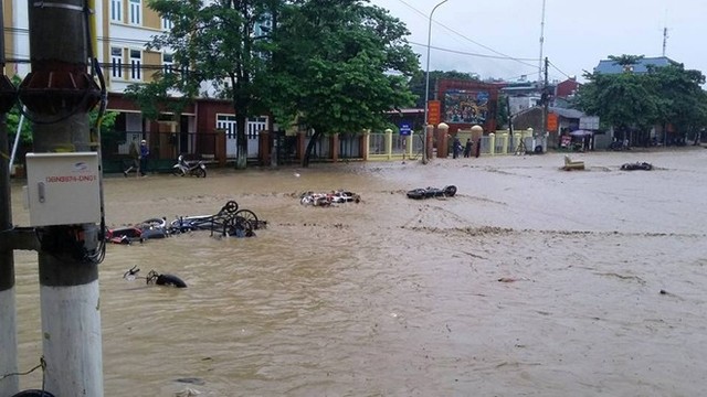 Đập Huổi Củ (Điện Biên) vỡ tung vào rạng sáng ngày 2/8 khiến 4 người bị nước cuốn hàng trăm mét và nhiều xe máy, xe đạp trôi nổi đầy đường. Ảnh: Báo Điện Biên Online