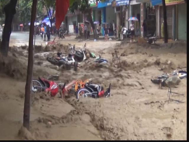 Lũ ống cuốn trôi xe máy và tài sản của người dân tại huyện Tuần Giáo, tỉnh Điện Biên. Ảnh: IT