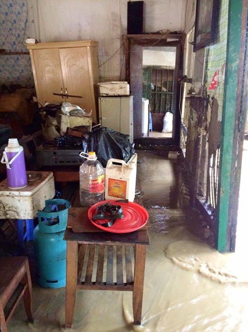 Vật dụng hư hỏng nhiều do lũ ống, nước bùn tràn vào nhà ở thị trấn Tuần Giáo. Ảnh: Ngọc Thành/Tiền Phong