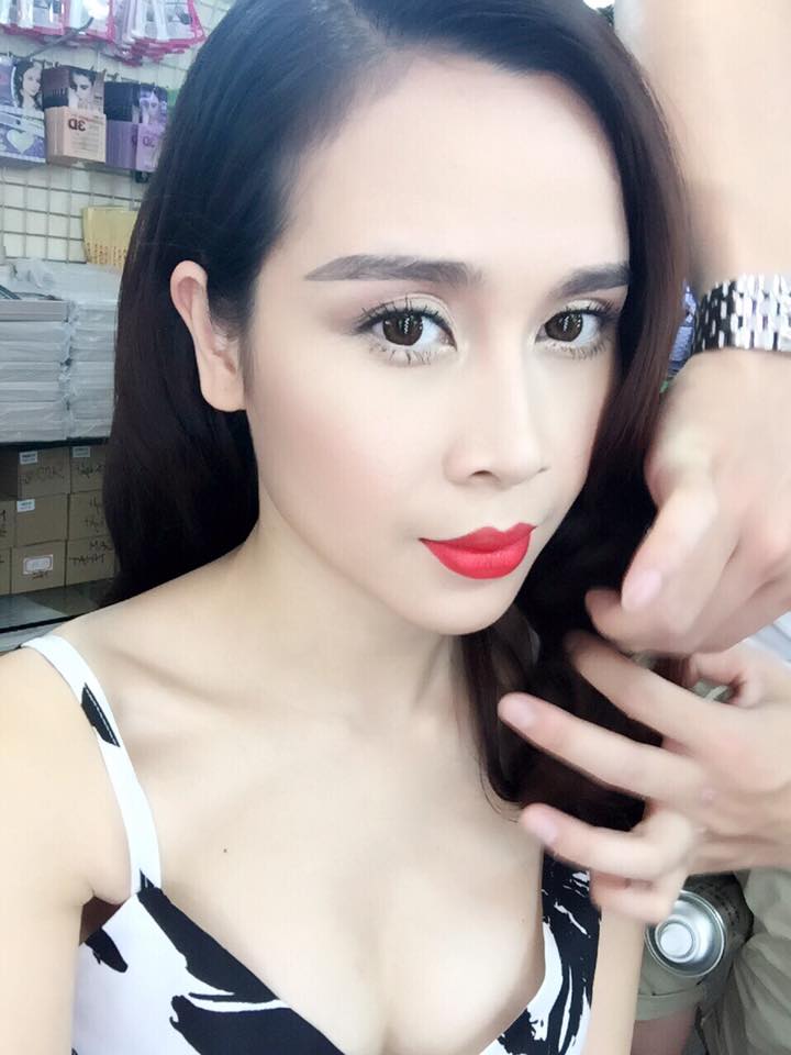 Lưu Hương Giang khoe khuôn mặt mới trang điểm xong để chuẩn bị lên sân khấu.