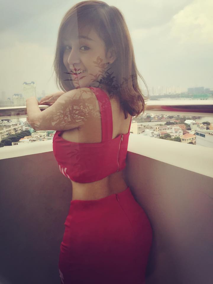 Bà Tưng khoe vòng em thon, gợi cảm.