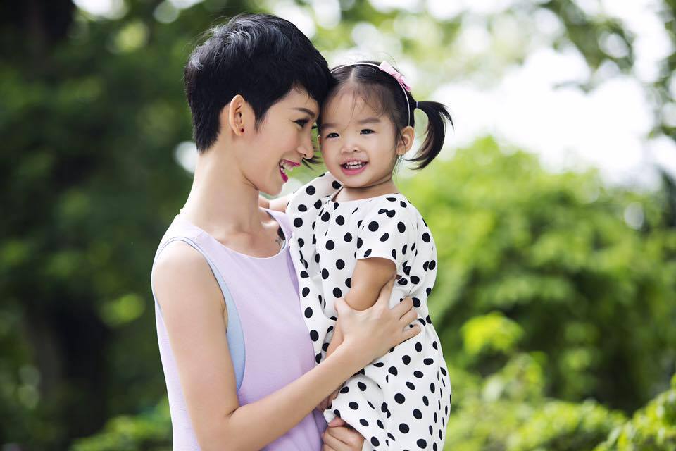 Xuân Lan bế con gái dạo chơi sau khi đi học về nhà.