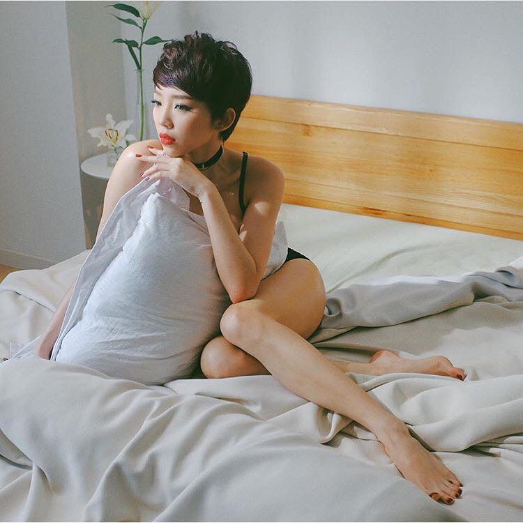 Tóc Tiên vẫn quen thuộc với phong cách gợi cảm: 'Đôi khi, người ta quên cả việc nhớ nhau.'.