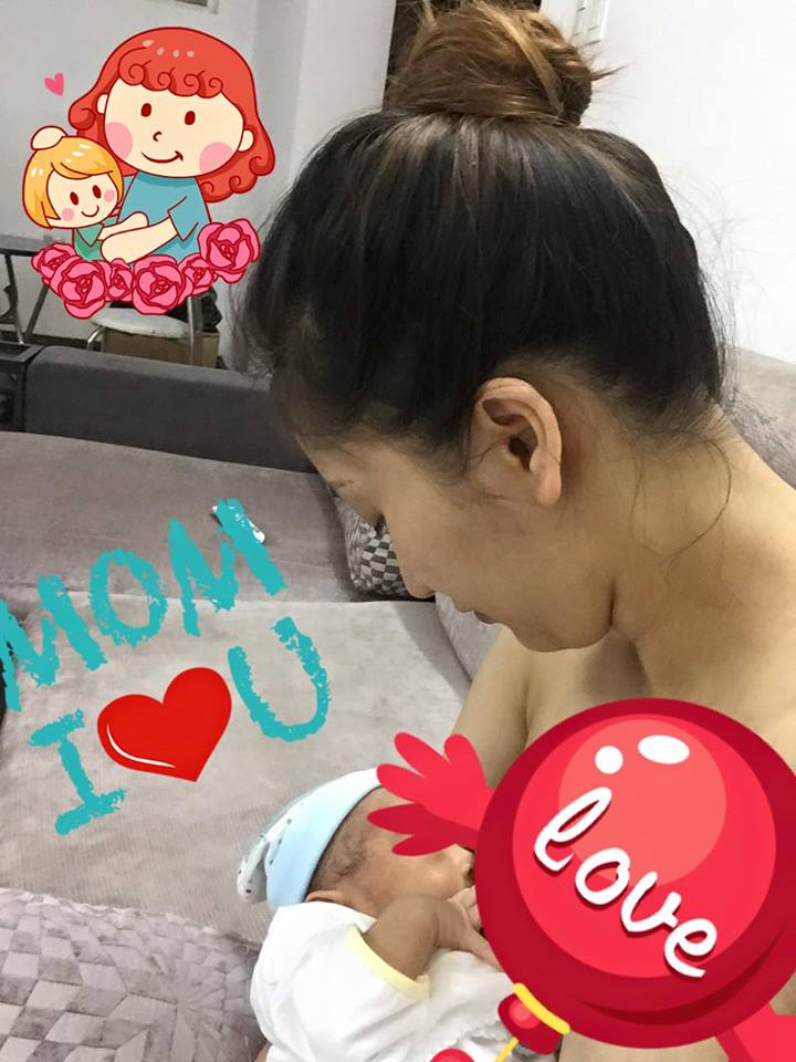 Khánh Thi hạnh phúc khoe ảnh cho bé Kubi bú mẹ.