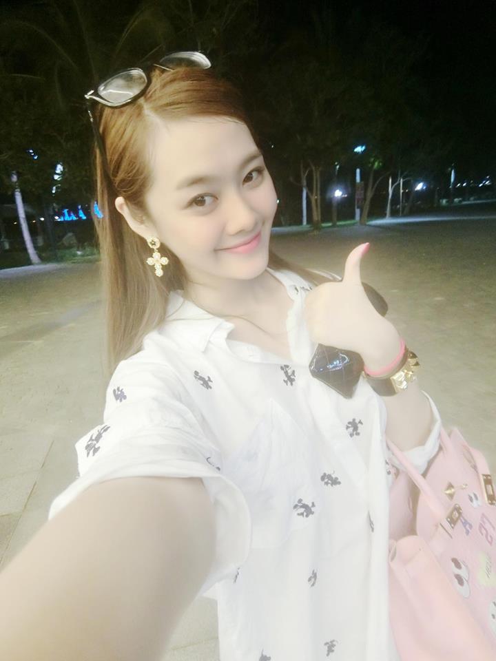 Linh Chi thường xuất hiện với vẻ trẻ trung, năng động và vô cùng nhí nhảnh.