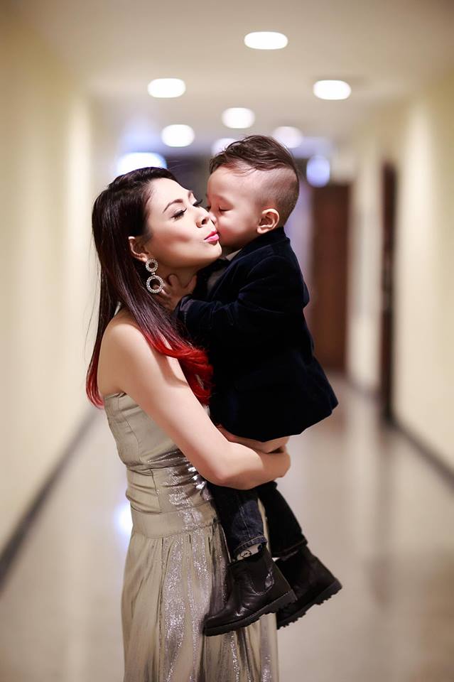 Thanh Thảo đi chích ngừa, đau đớn và ước giá như có 'chàng trai' bé con bên cạnh.